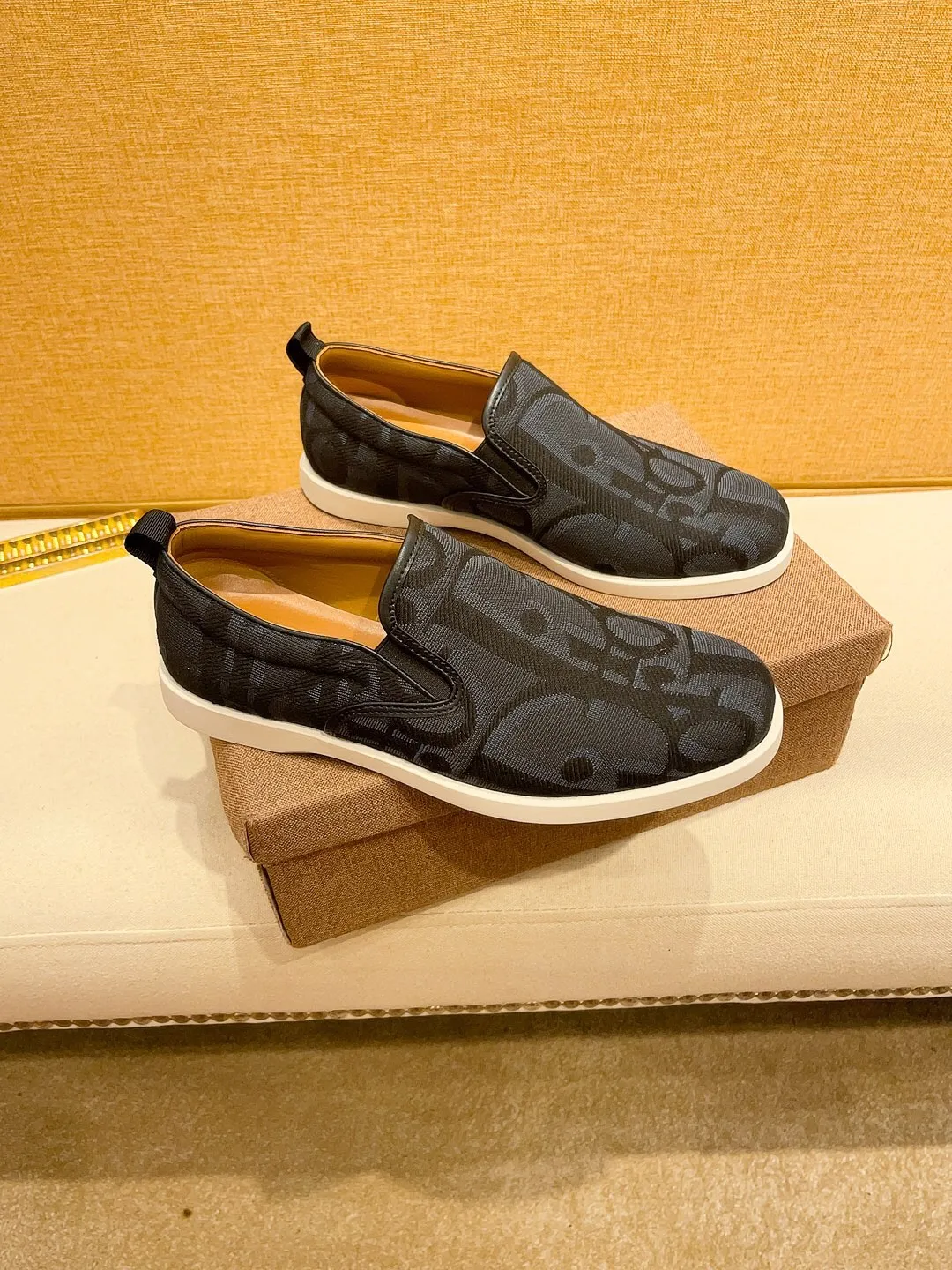 Factory price 380🔥[Dior] The latest 2024 new model is carefully crafted and set off the audience! An international brand that continues to innovate. This men's all-season casual shoe, the original version, has an all-leather upper, breathable and comfortable leather feet ➕Rubber non-slip outsole, breathable and comfortable, quality speaks for itself👄Color: two colors Size: 38-44